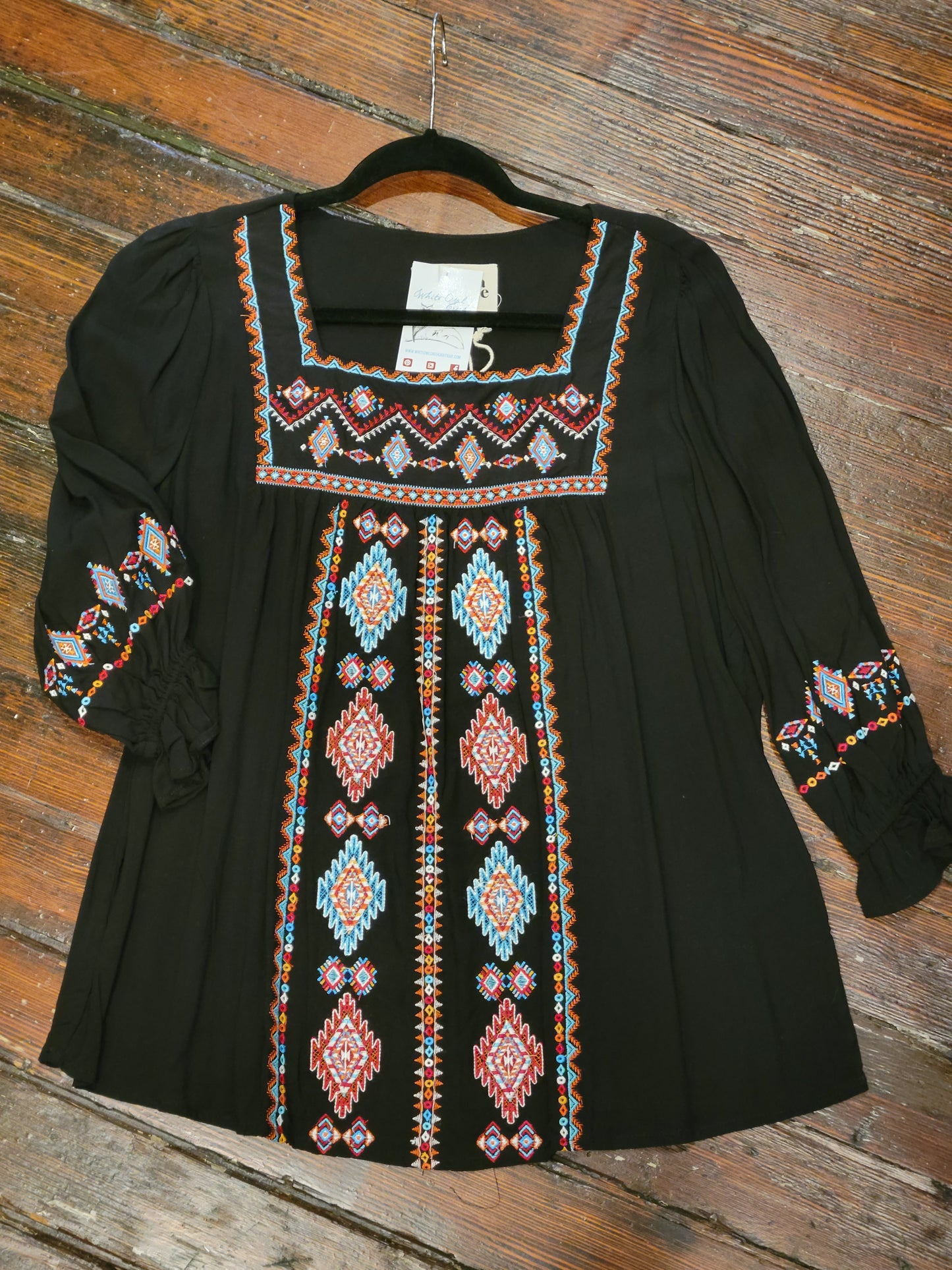 Square neckline, embroidered 3/4 sleeve top