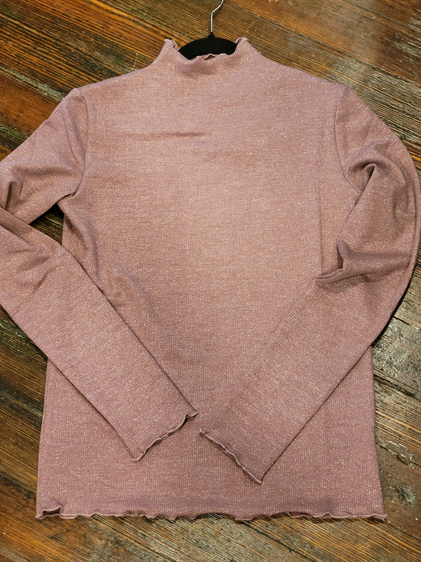 Dark Mauve lettuce edge top. 