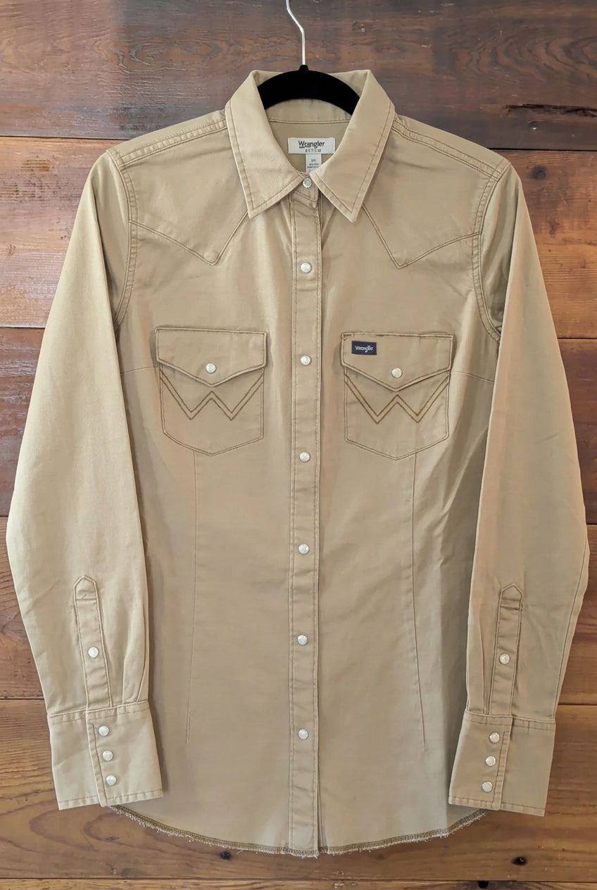 Women’s Wrangler Rawhide Western snap shirt with long sleeves, pointed yokes and two snap chest pockets.