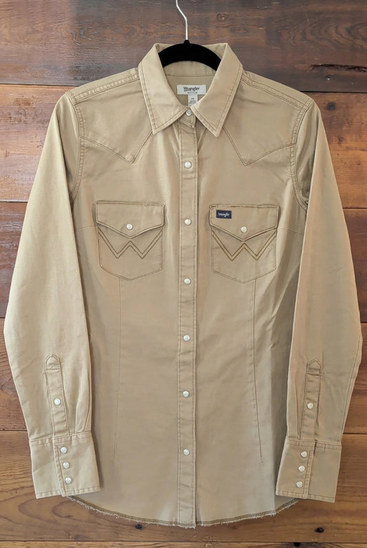 Women’s Wrangler Rawhide Western snap shirt with long sleeves, pointed yokes and two snap chest pockets.